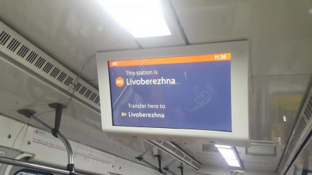 Киевский метрополитен запустил новую видеоинформационную систему и анонсировал установку камер видеонаблюдения в вагонах