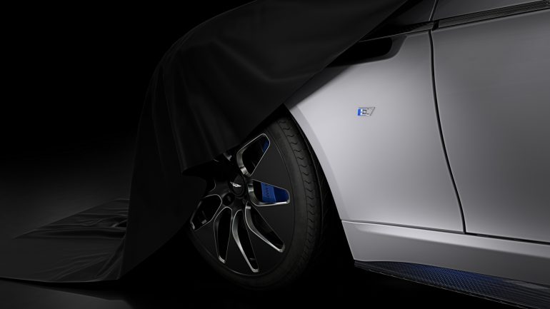 Серийный электромобиль Aston Martin Rapide E получит пару двигателей мощностью 610 л.с., батарею на 65 кВтч и запас хода 320 км (WLTP)