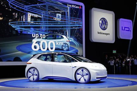 Cерийный электромобиль Volkswagen I.D. выйдет в 2019 году в трех версиях, начальная получит батарею 48 кВтч и запас хода 330 км, максимальная — 62 кВтч и 600 км (WLTP)