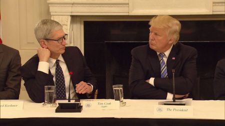 Дональд Трамп предложил компании Apple перенести свое производство из Китая на американскую территорию, чтобы не пострадать от новых госпошлин