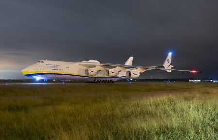 Украинский супертранспортник Ан-225 «Мрия» совершил 13-часовой беспосадочный перелет в США, преодолев 10 тыс. км