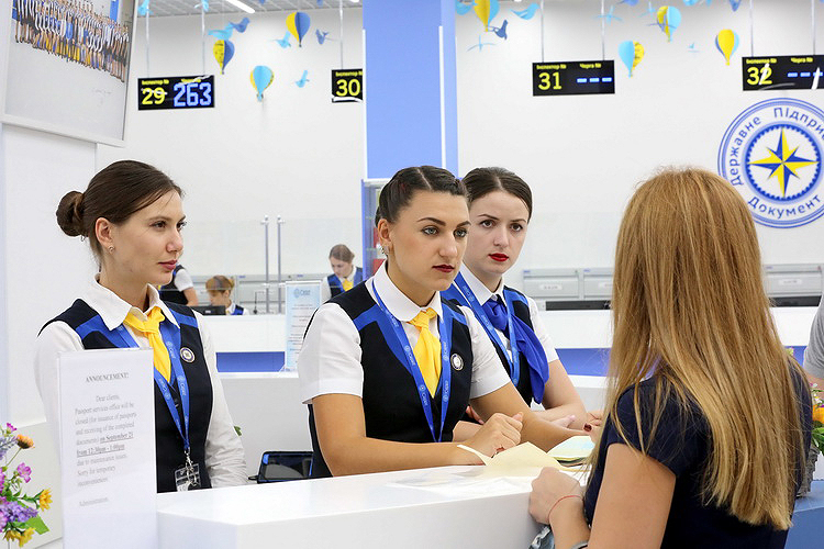 В Украине выдали десятимиллионный биометрический загранпаспорт, церемонию вручения посетили Президент и министр МВД