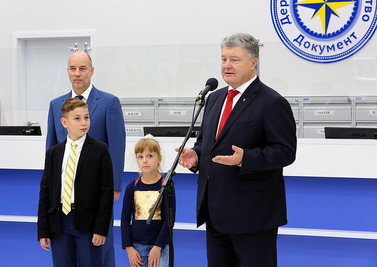 В Украине выдали десятимиллионный биометрический загранпаспорт, церемонию вручения посетили Президент и министр МВД