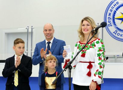 В Украине выдали десятимиллионный биометрический загранпаспорт, церемонию вручения посетили Президент и министр МВД
