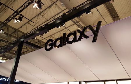 Samsung Galaxy P30 откроет новую серию и станет первым смартфоном производителя с подэкранным дактилоскопическим датчиком