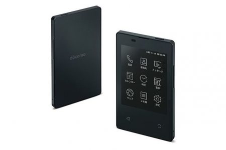 NTT DoCoMo и Kyocera представили очередной самый легкий и самый тонкий смартфон в мире. Он размером с кредитку и может поместиться в кошельке, но слишком урезан в функциональности
