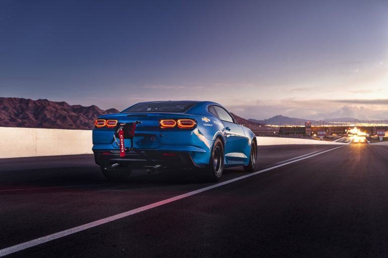 GM представил электрический концепт Chevrolet eCOPO Camaro с мощностью 700 л.с. и 800-вольтовой батареей для участия в дрэг-рейсинге