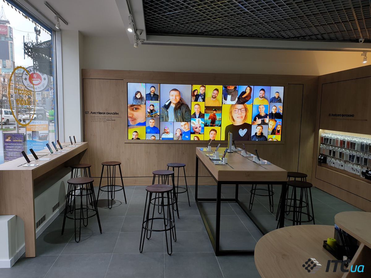 В Киеве появился магазин Samsung Postcard Studio в стиле почтового отделения. Как он работает?
