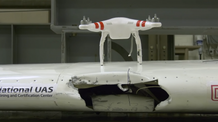 Ученые выяснили, что произойдет, если дрон врежется в крыло самолета