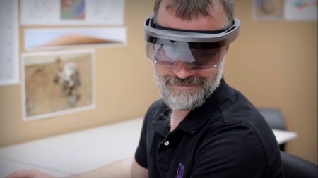 Прототип гарнитуры Microsoft HoloLens засветился на видео NASA