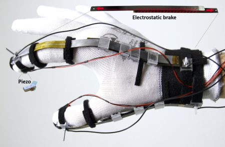 Швейцарские инженеры создали перчатку, которая позволяет «ощущать» объекты в виртуальной реальности