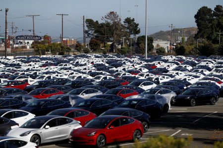 Tesla удалось выпустить за квартал более 50 тыс. электромобилей Model 3 и нарастить темпы выпуска до рекордных 6700 штук в неделю