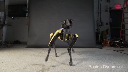 Видео дня: робот, который танцует лучше тебя (Спойлер: и это Boston Dynamics SpotMini)