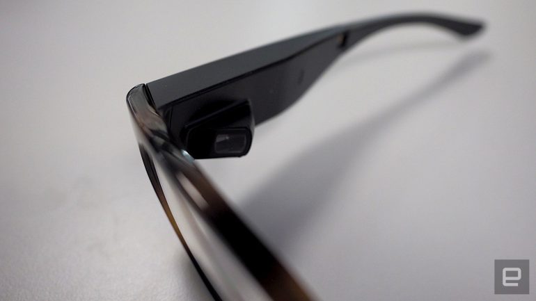 Focals - умные очки, которые управляются кольцом-джойстиком, надетым на палец владельца