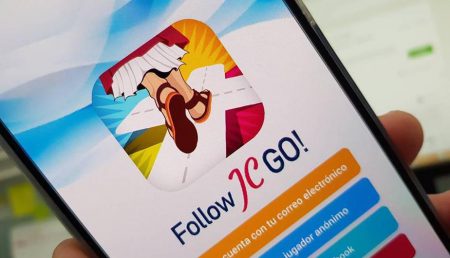 Католическая организация выпустила аналог Pokemon Go – с Иисусом и Моисеем. Папа Римский стал ее первым игроком!