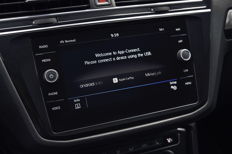 Владельцы автомобилей Volkswagen теперь могут открывать и закрывать их (а также регулировать температуру, уточнять пробег и т.д.) с помощью iPhone и команд Siri Shortcuts