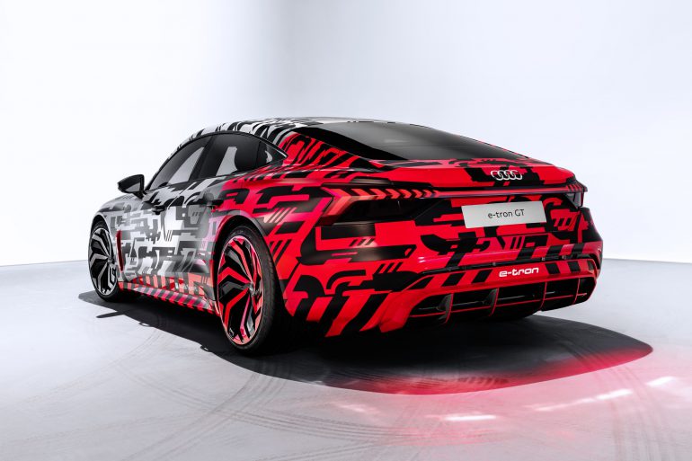 Audi опубликовала камуфляжные фотографии электрического седана Audi e-tron GT за сутки до анонса