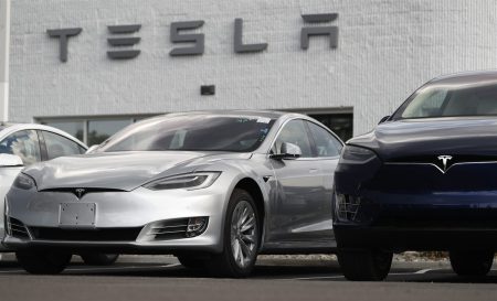 Tesla внесла коррективы в стоимость электрокаров Model S и Model X, сократив более доступные для заказа опции, и выпустила брелок для Model 3, наряду с режимом Track Mode
