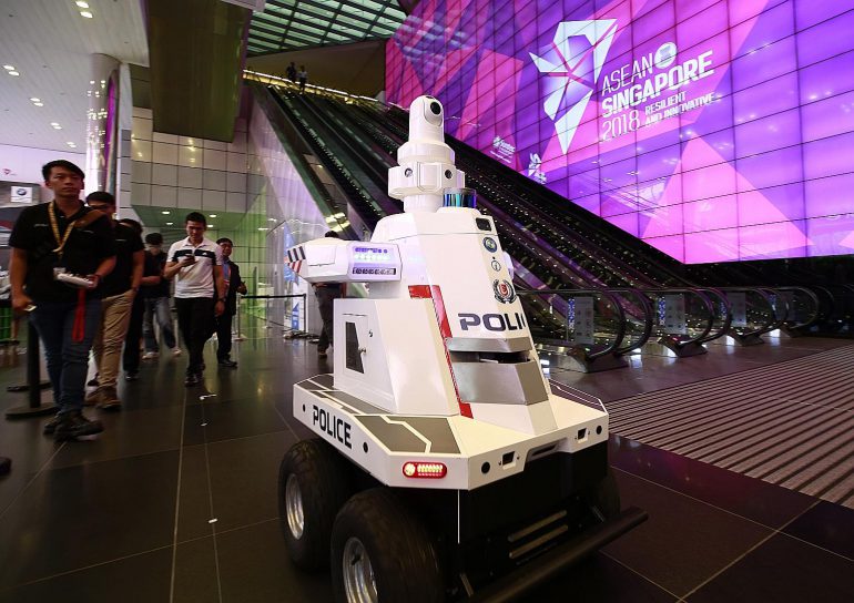 Саммит ASEAN 2018 охраняет местный "робокоп"