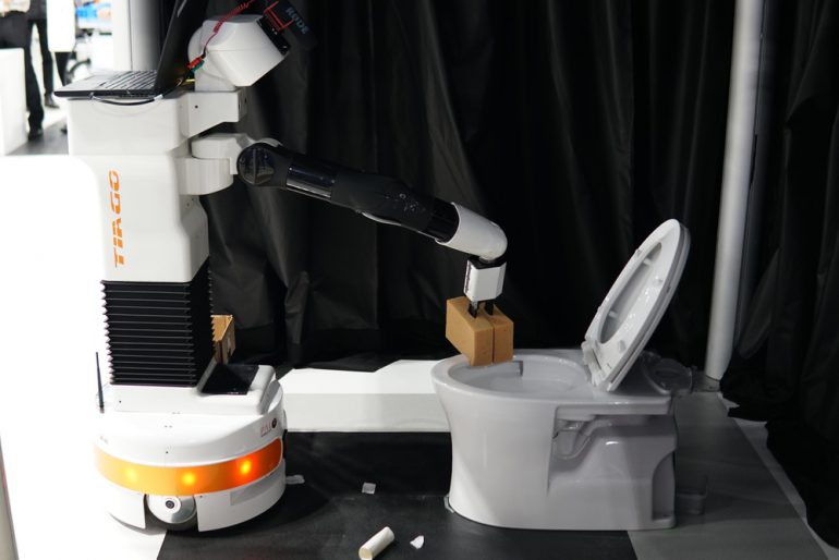 Инженеры из Германии научили робота прибираться в туалете