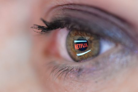 Netflix показала экспериментальный способ управления собственным приложением на iOS с помощью глаз и языка