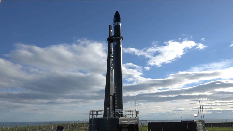 Компания Rocket Lab успешно осуществила первый коммерческий запуск сверхлегкой ракеты Electron