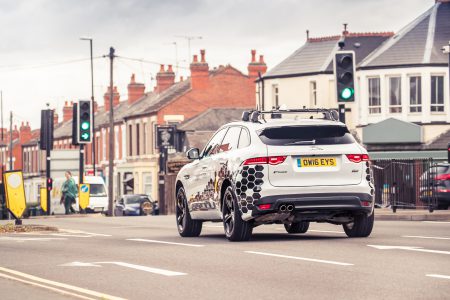 Система GLOSA от Jaguar Land Rover облегчит водителям проезд светофоров