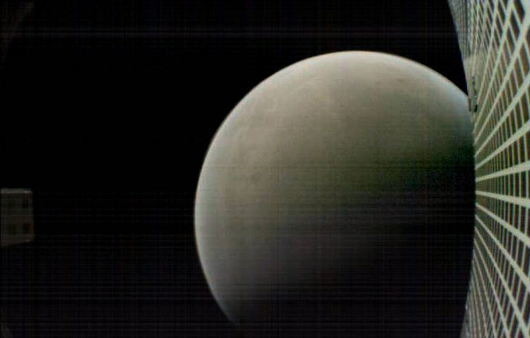 Зонд InSight развернул солнечные батареи и прислал свое селфи [+ новое фото Марса крупным планом]