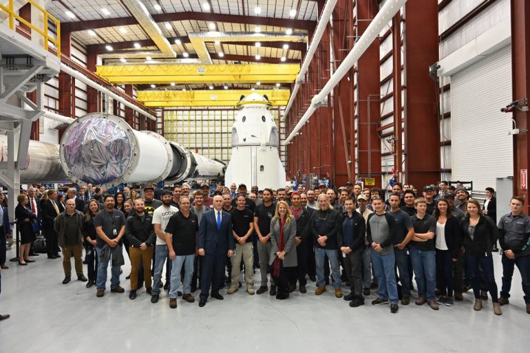 Фотогалерея дня: полностью готовый к первому демонстрационному полету пилотируемый корабль SpaceX Crew Dragon