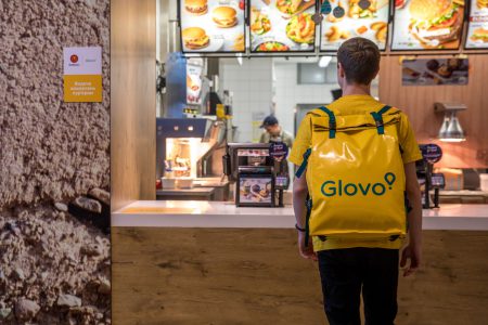 McDonald’s в партнерстве с Glovo запускает в Украине сервис быстрой доставки еды на дом McDelivery (пока только в Киеве)