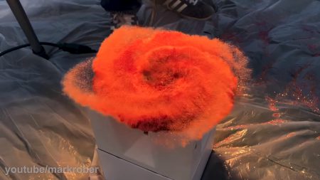 Инженер NASA решил проучить воришек посылок, подложив им под видом колонки Apple HomePod «бомбу» из блесток и вонючего спрея [Видео]