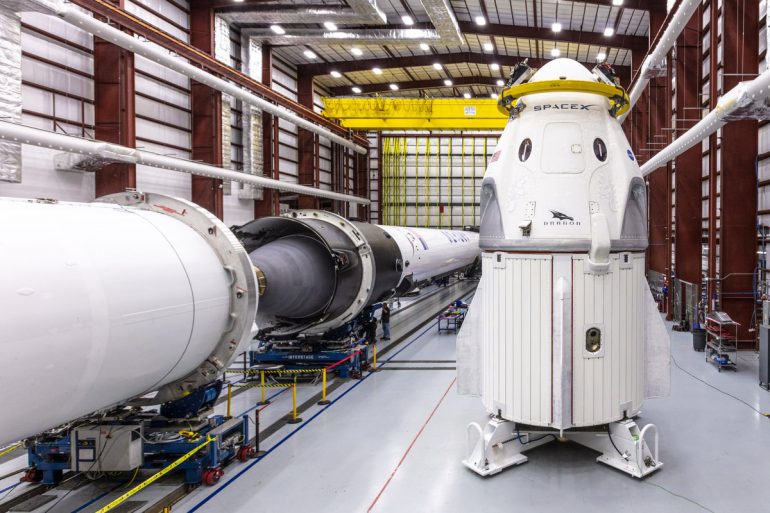 Фотогалерея дня: полностью готовый к первому демонстрационному полету пилотируемый корабль SpaceX Crew Dragon