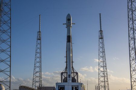 SpaceX успешно осуществила последний в этом году запуск Falcon 9 с военным спутником GPS III нового поколения
