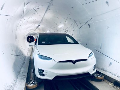Илон Маск открыл испытательный туннель под Лос-Анджелесом и показал, как электромобиль Tesla превращается в рельсовый поезд для скоростных поездок по подземным туннелям The Boring Company