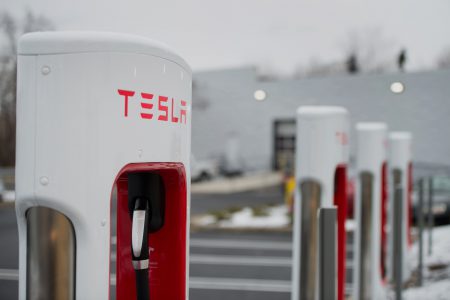 Илон Маск анонсировал появление в Украине зарядных станций Tesla Supercharger в следующем году. Омелян одобряет