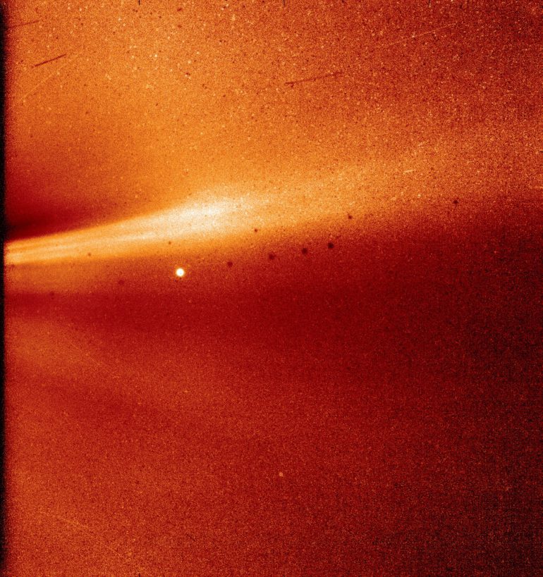 NASA получило первый снимок солнечной короны, сделанный зондом Parker Solar Probe