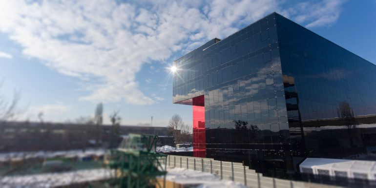 В киевском техно-парке UNIT.City открыли новый (третий) современный бизнес-кампус на шесть этажей со стеклянным фасадом. Общая площадь бизнес-части парка увеличилась вдвое, до 30 000 м²