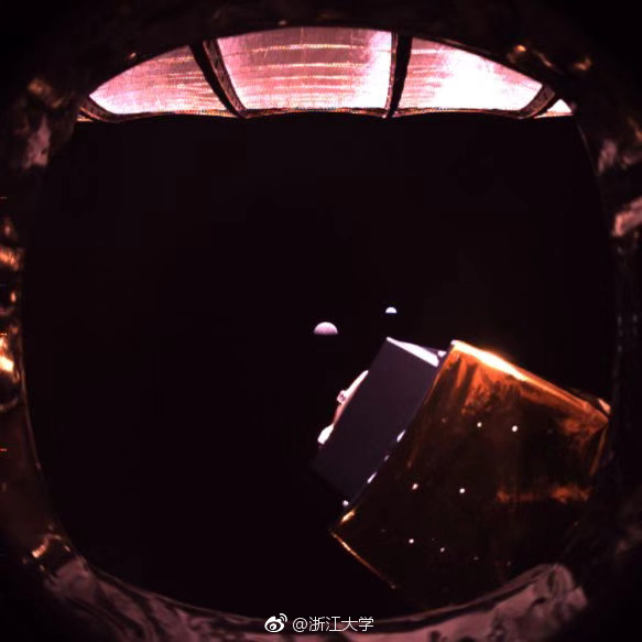 Китайский зонд-ретранслятор "Цюэцяо" сфотографировал Землю и обратную сторону Луны