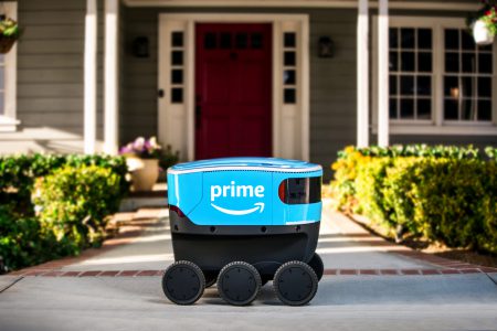 Amazon разработала собственного автономного робота для доставки заказов, электрический шестиколесный Amazon Scout уже тестируют в США