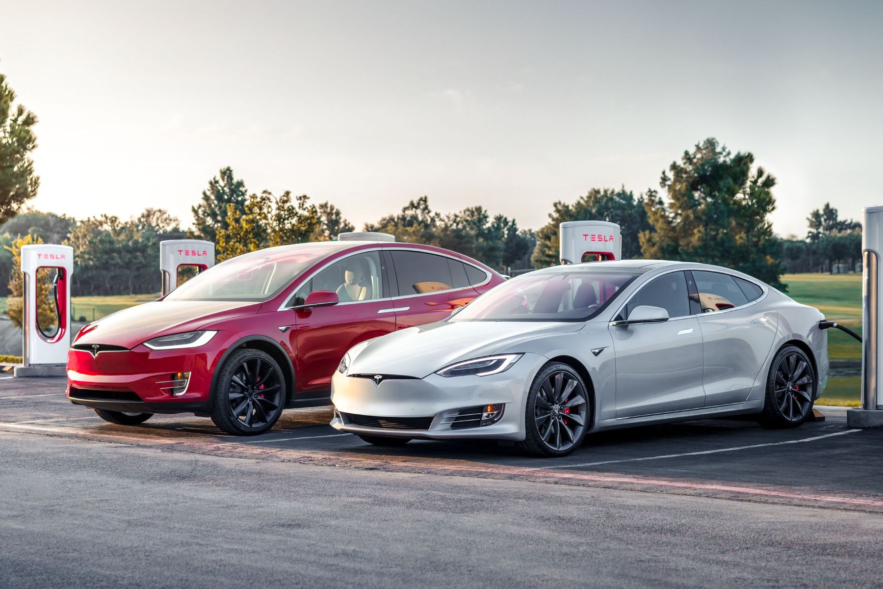 Tesla представила более доступные версии электромобилей Model S и Model X с  батареями на 100 кВтч, в которых программно заблокирована часть емкости