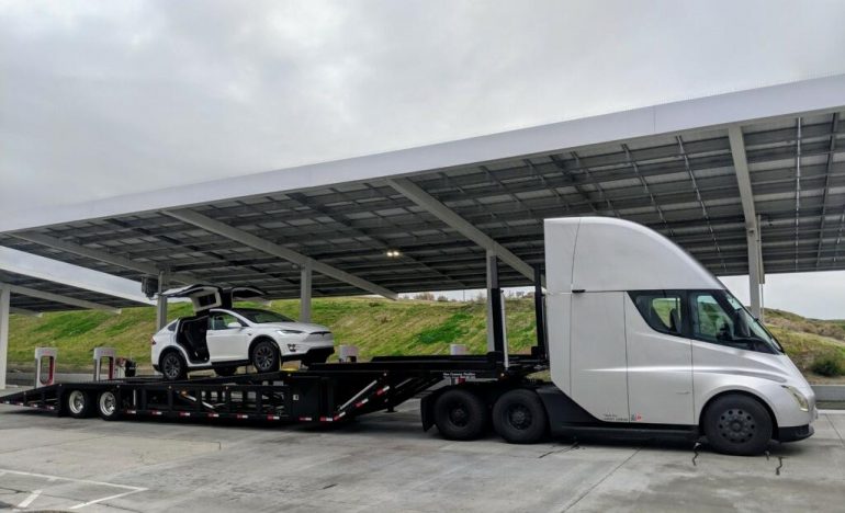 Tesla протестировала автовоз для перевозки электромобилей на основе грузовика Tesla Semi