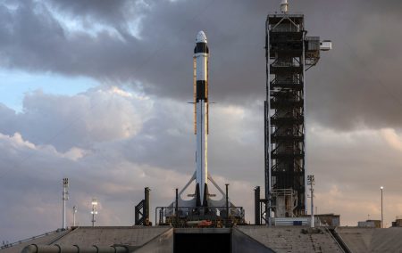 SpaceX провела огневые испытания ракеты, которая через месяц запустит космический корабль Crew Dragon