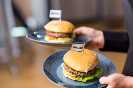 Impossible Foods представила на CES 2019 котлеты из искусственного мяса Impossible Burger 2.0