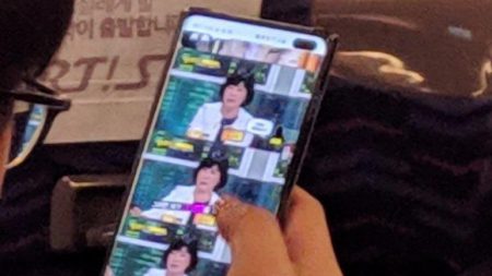 Флагманский смартфон Samsung Galaxy S10+ с двойной селфи-камерой, врезанной в экран, замечен в «дикой природе»