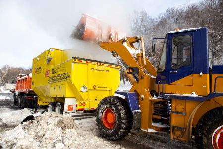 В Киеве успешно испытали первую в Украине мобильную снегоплавильную установку. Она «съедает» до 60 тонн снега в час