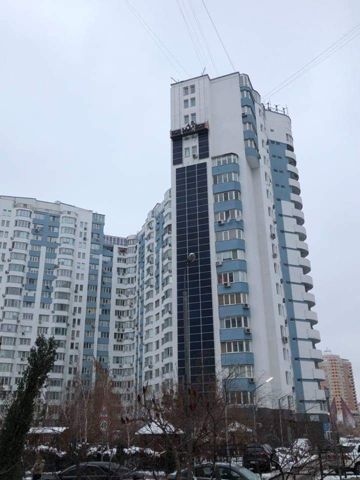 В Киеве часть фасада огромного жилого комплекса «утеплили» солнечными панелями общей мощностью 225 кВт. Это должно вдвое снизить затраты дома на отопление
