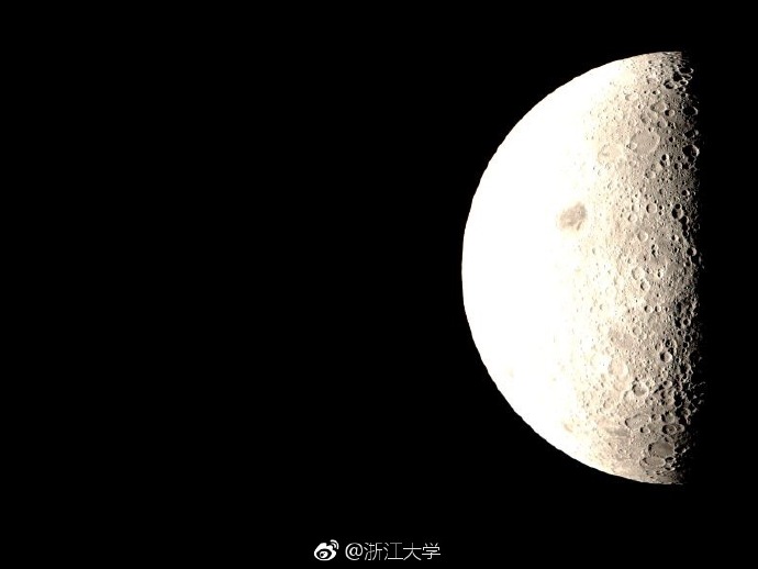 Китайский зонд-ретранслятор "Цюэцяо" сфотографировал Землю и обратную сторону Луны