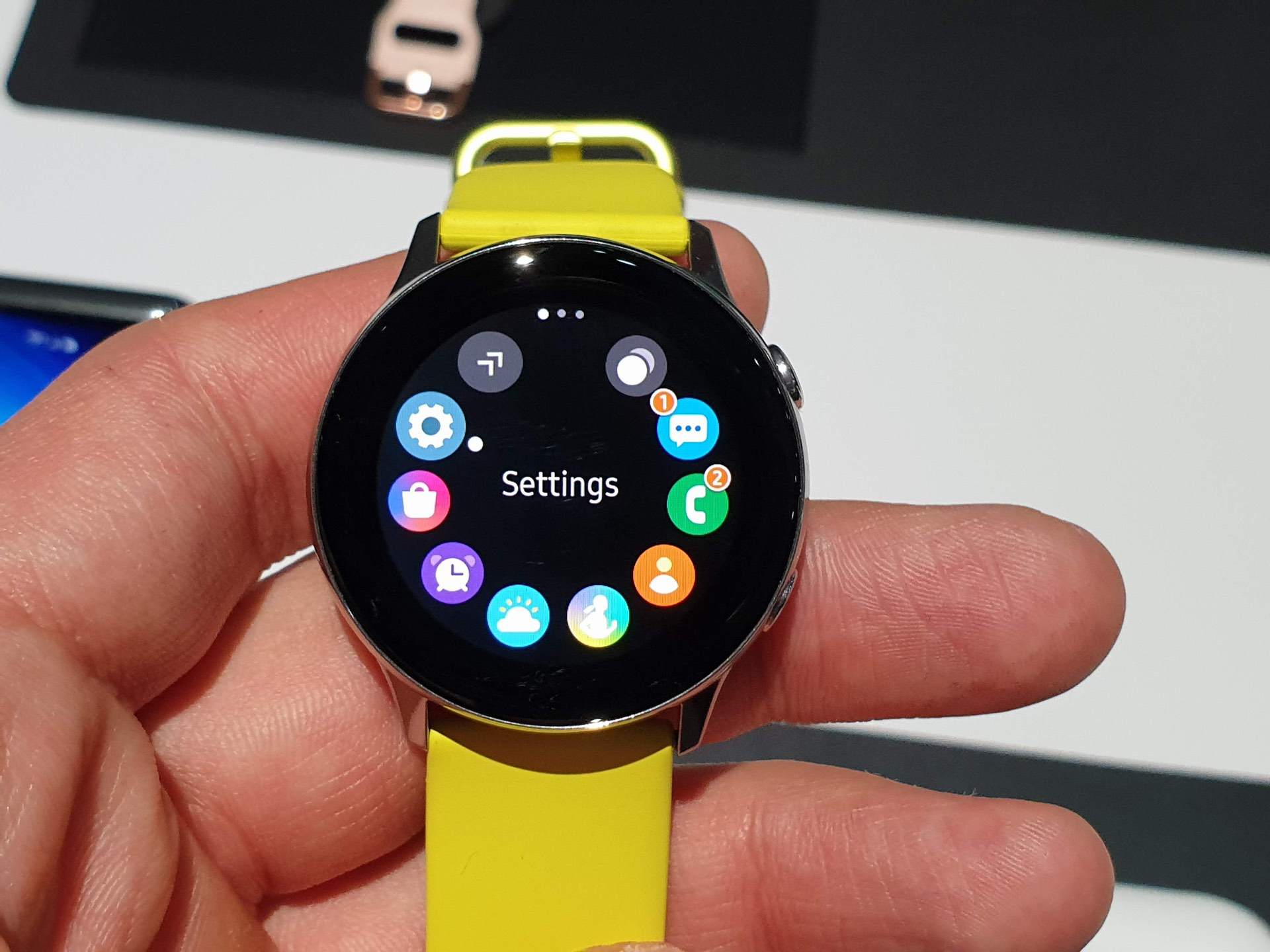 Galaxy Watch Active - первый взгляд на новые спортивные часы Samsung