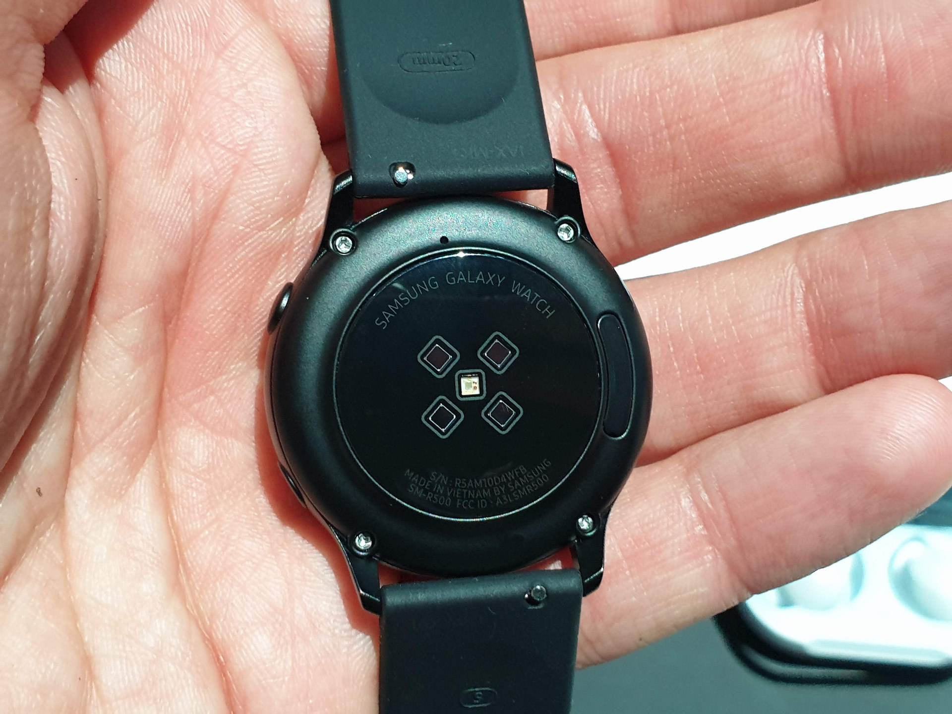 Galaxy Watch Active - первый взгляд на новые спортивные часы Samsung