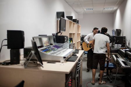Украинские разработчики из GlobalLogic совместно с компанией Avid разрабатывают технологии, которые используются при создании 70% современной музыки в мире